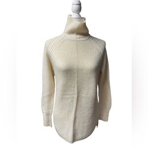 Banana Republic long sleeve turtleneck sweater cream ivory women's Sz Medium EUC